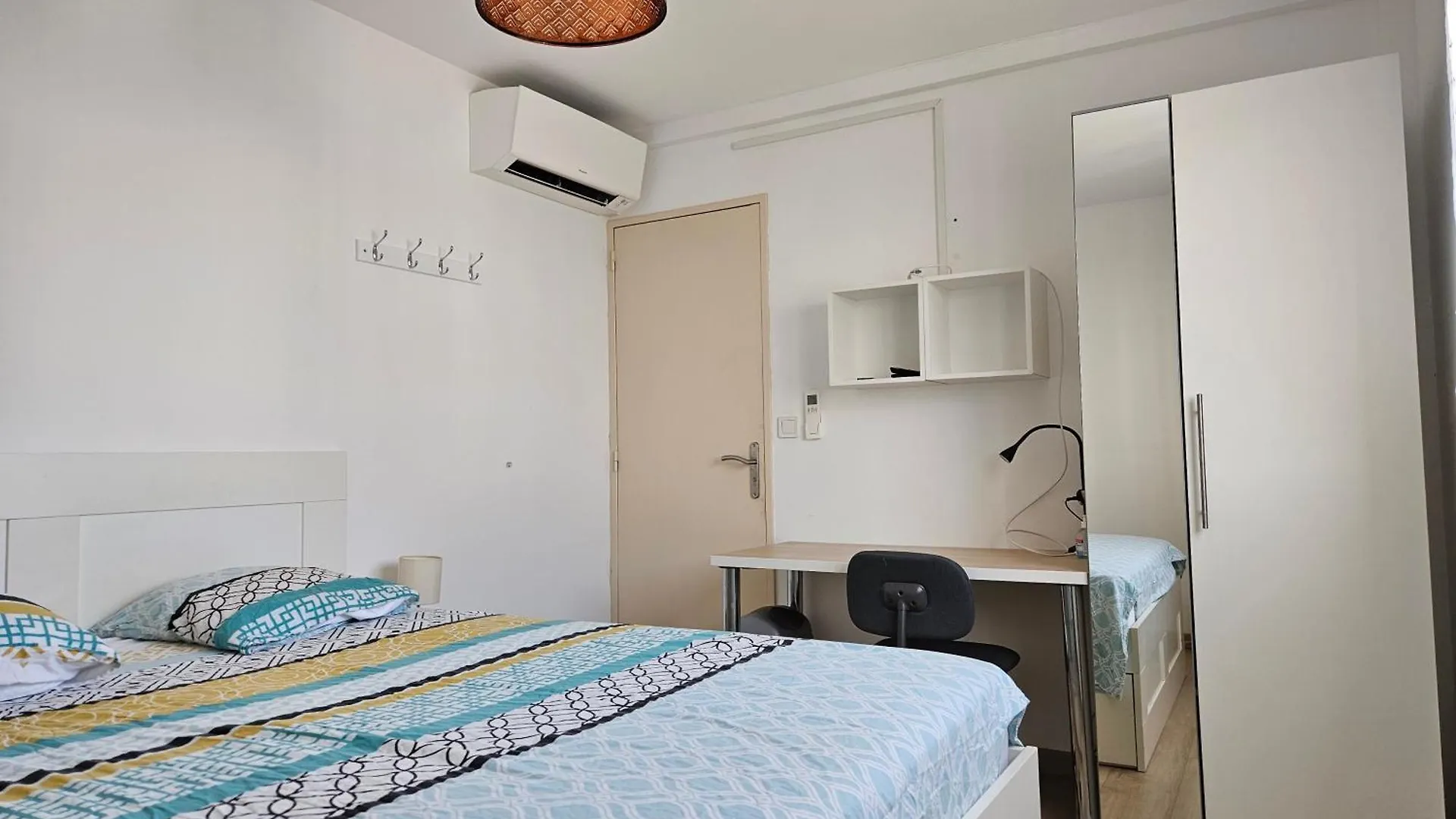 Chambre En Colocation Fille, Proche Mer, Climatisation ツーロン 0*,